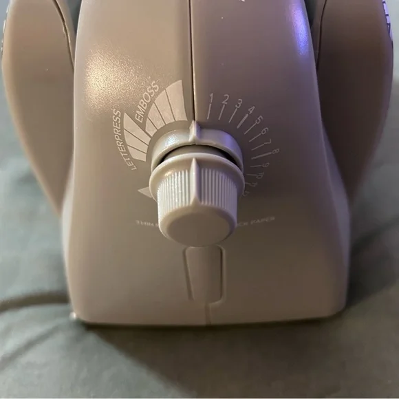 We R Memory Keepers Evolution Advanced die-cut & embossing machine - Picture 13 of 15